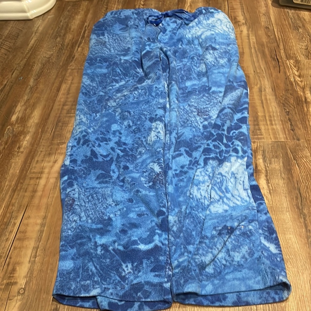 I’m selling these sweatpants Color is blue size is L/G(36-38 brand is REALTREE